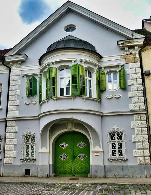 Trzy pokojowe mieszkanie z kominkiem i balkonem 